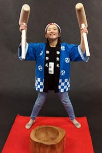 ファミリーもちつき出張大阪　杵を持った女の子の画像