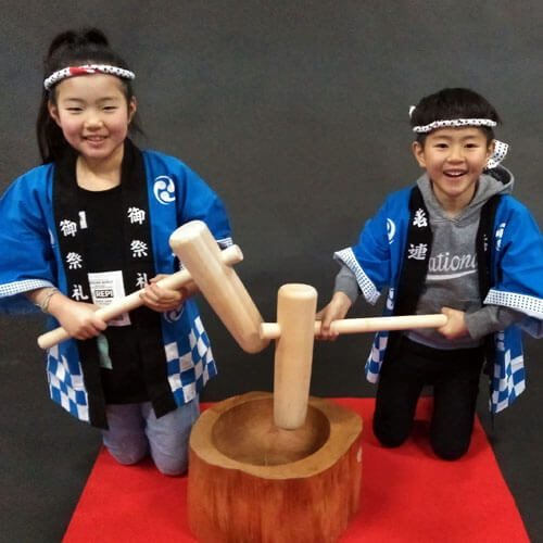 ご家庭にもちつき出張派遣大阪　餅をつく男の子と女の子の画像