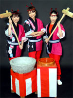 女性祝いもちつきパフォーマンスショー画像