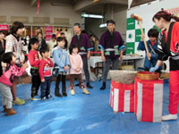 ショッピングセンター餅つき大会　イベント現場の画像