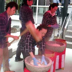 老人ホーム・介護福祉施設・デイサービスセンターで餅つき体験サービス　大阪こがね会画像