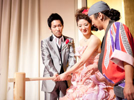 ウエディング　新郎新婦もちつき画像
