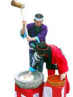 振る舞い餅大阪　男女2名で餅をつく画像