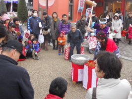 新春祝い餅つきこがね会　餅つき現場画像
