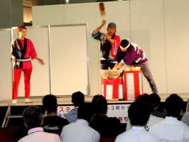 祝いもちつきショー　大阪こがね会　ステージ餅つき画像