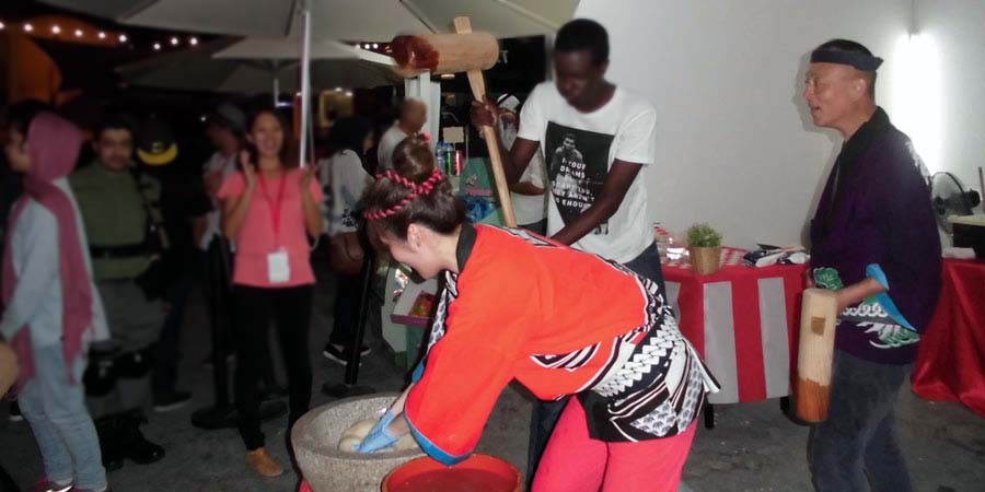 餅つき体験をする外国人の画像　こがね会大阪